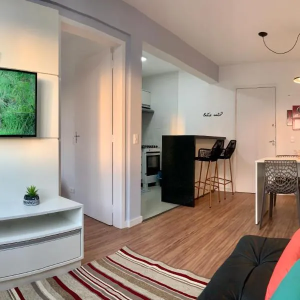 707- Apartamento Encantador, amplo e decorado, quarto, sala, cozinha, mobiliario moderno, cozinha completa com utensílios , Excelente vista da cidade e localização privelegiada no bairro Bigorrilho