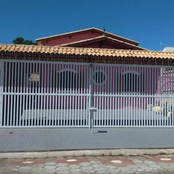 Casa Rosa de Peruíbe - Casa de Temporada 3 dormitórios, 10 hóspedes, piscina, wi-fi, netflix, 800 metros da praia