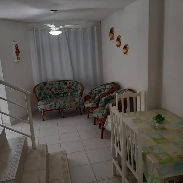 Sobrado confortável a uma quadra do mar.