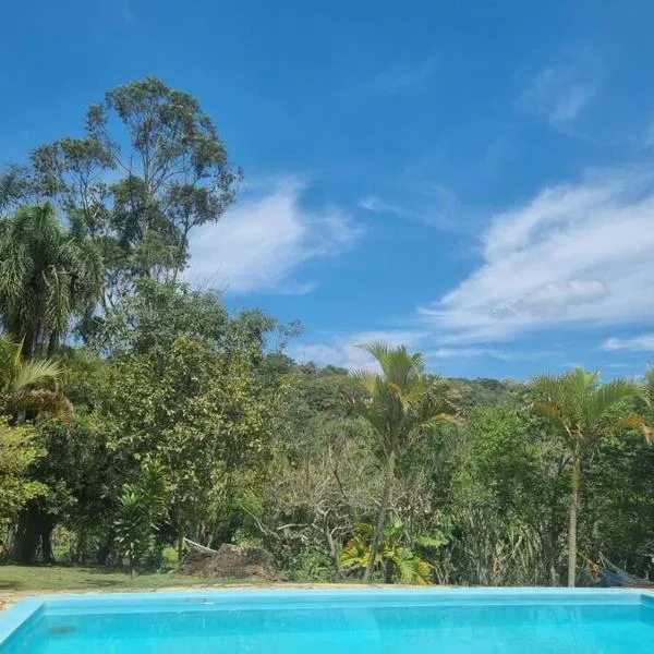 Casa de campo com piscina em condomínio.